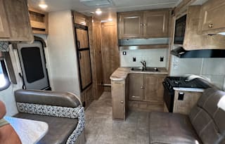 Festival Friendly RV Rental Sleeps 6