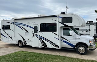 **sleeps 10** 2020 Thor Motor Coach Chateau 31EV