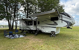 Luxury 5th Wheel | Sleeps 7 | Fully Loaded!