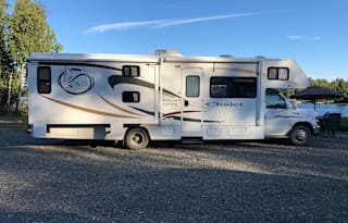 2009 Winnebago Chalet 31J