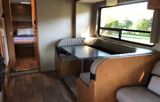 Captain! Winnebago Minnie Winnie 31'-7 Passengers