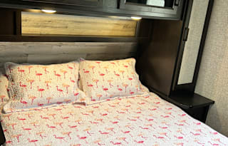 Rolling Resort-Travel Trailer-28ft-Dog Friendly