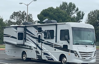 Rick and Cindy's 2023 Fleetwood Flair 32N