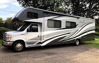 Roomy Family Fun Seeker! w/ 2 Slide Outs