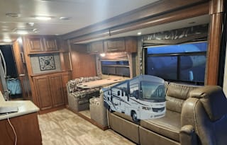 Luxury Georgetown 351DS Class A RV Rental!