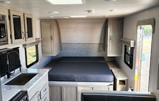 2022 Alta 2100MBH w/Bunks