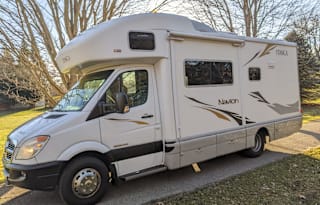 Winnebago Navion 24H