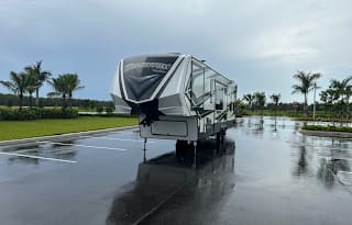 Adventure/Family/Pet Friendly Toy Hauler RV Rental