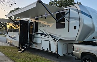 2 bedroom 2 bath luxury RV- '22 Avalanche 390DS