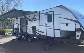 Family RV with bunk beds, queen bed, and more!