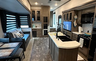 Comfortable Pet Friendly RV Loaded with Extras!!