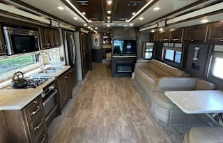 RV Sleeps 8 with 2 Bunks - Unlimted Generator Use