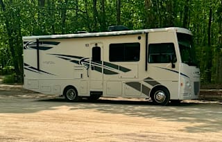 Winnebago-Superior Ride-Deluxe Living-Family Fun