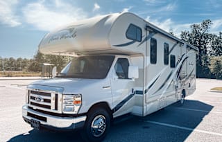 2017 Class C Thor Four Winds - WIFI included