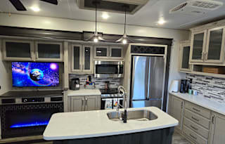 2 bedroom 2 bath luxury RV- '22 Avalanche 390DS