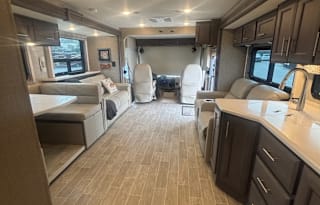 35 - 2022 Thor Motor Coach Miramar