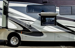 Luxury RV 2021 tiffin-private bedroom, 4 slideouts