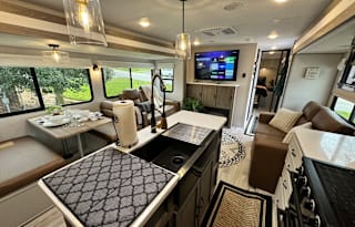 2024 Luxurious, Loaded & Spacious 2 Bdrm Pets Free