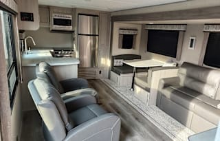 Roomy, Luxury, Couples Camper w/King Bed