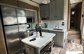 Upscale Getaway On Wheels  (DELIVERY ONLY)