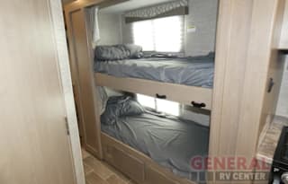 2022 Thor Quantum SL31 with Bunk Beds
