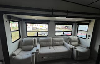**Campy the SUPER COOL pet friendly 5th Wheel**