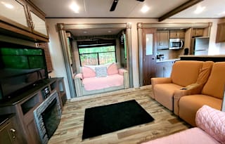 "MADAME"A Luxury Retreat-MEMORY FOAM King WEC HITS