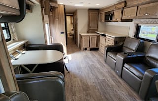 Unique Spacious Luxury RV w/ 2 Bathrooms & Bunk!