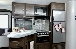 Hippie Camper - 4 bunks and a queen size!