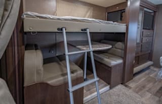 29'-Luxury Four Winds 10 Sleeper w Bunks! 2 Slides