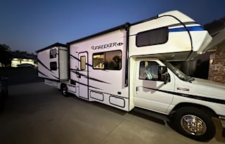Ford Sunseeker Sleeps 10 In SoCal