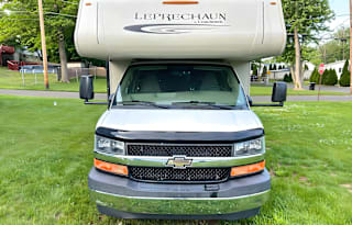 Adventure Awaits: Cozy and Spacious Leprechaun RV