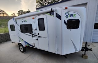 20' V-Cross Vibe, EZ Pullin' Lux Tent on Wheels!
