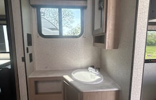 SPACIOUS!!! 2021 SURVEYOR LEGEND 296QBLE