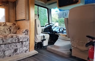 2005 Tiffin 33' with 2 slides and very low miles