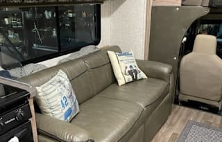 "Bunkhouse" for 10 with Rocky Mountain backyard