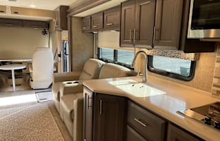 2021 Thor Motor Coach Miramar 35.2