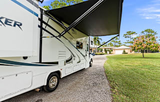 "Sunny"-Super fun and roomy Sunseeker RV