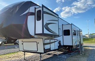 Festival&Pet Friendly Fifth Wheel