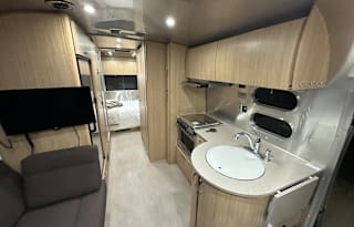 Sliver Moon - 2017  Airstream Flying Cloud