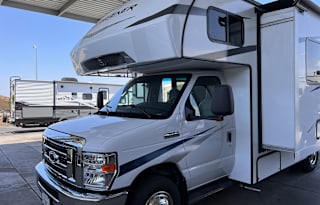 Adventures are endless in this Pet/Kid Friendly RV