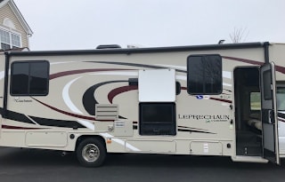 32ft Class C w/Outdoor Kitchen, all items included