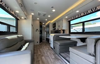(Unit 3) 2022 Jayco with bunks!