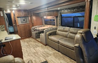 Luxury Georgetown 351DS Class A RV Rental!