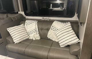 Great Family Getaway w/ Bunks (DELIVERY ONLY!)