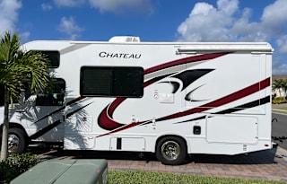 Cozy 2022 Motorhome 24ft with Queen Bed Slideout