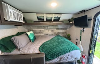 2021 Coleman-Fully Loaded Glamping Travel Trailer!