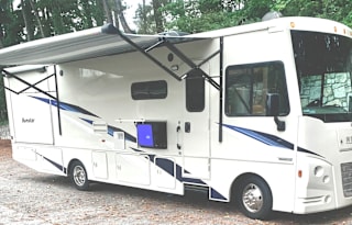 2022 Winnebago Sunstar 32M