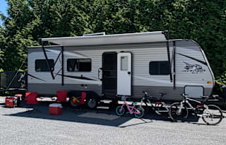 Spacious 2021 Jayco Jay Flight SLX 265RLS!