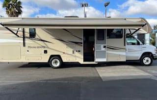 Explore in Style: 2018 Minnie Winnie 31G - Sleep9!